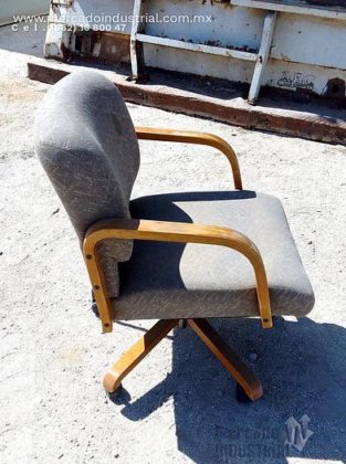 車輪と茶色の布張りの木製椅子