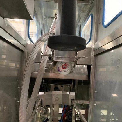 优质 5 加仑全自动桶装纯净饮用水灌装和液体旋盖机