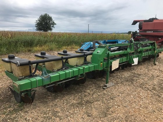 John Deere 7100 Planting Equipment picture