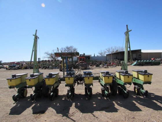John Deere 7100 Planting Equipment picture