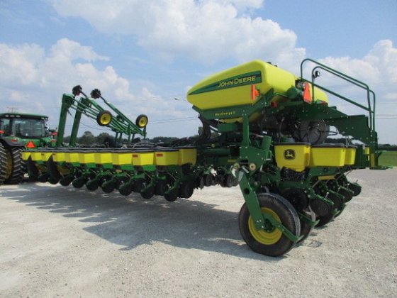John Deere 1775NT Planting Equipment picture