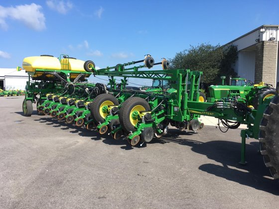 John Deere 1775NT Planting Equipment picture