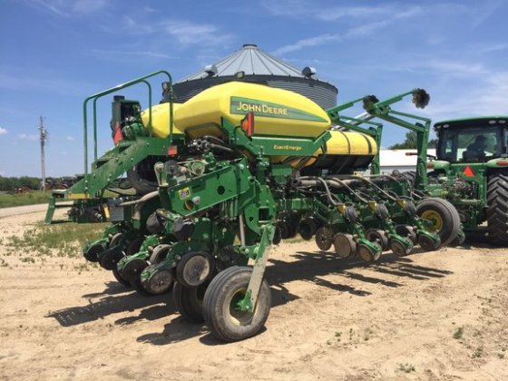 John Deere 1775NT Planting Equipment picture