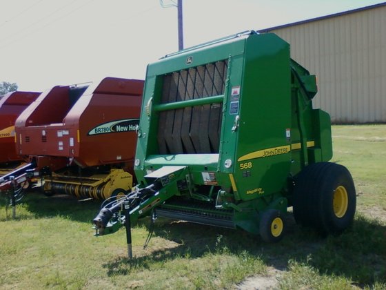John Deere 568 Baler picture