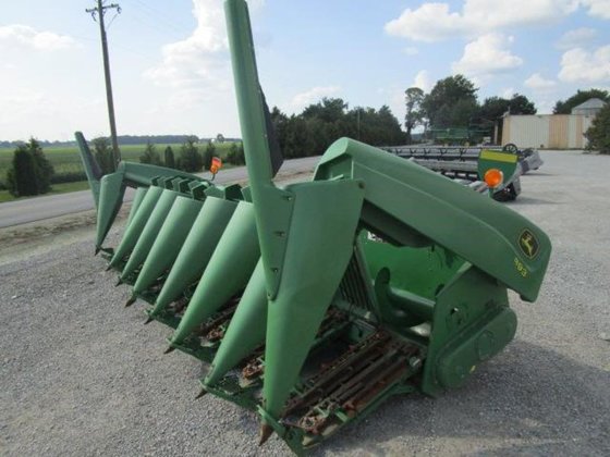 John Deere 893 Harvester Header picture