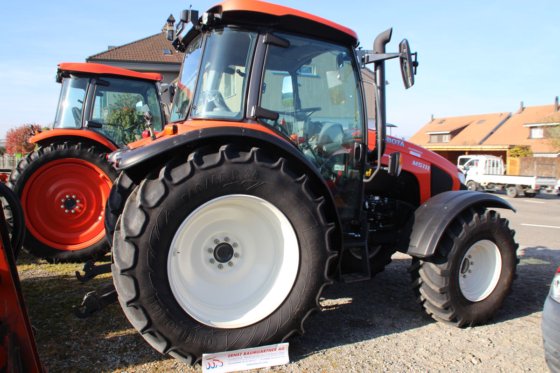 Kubota M5-111 Tractor picture