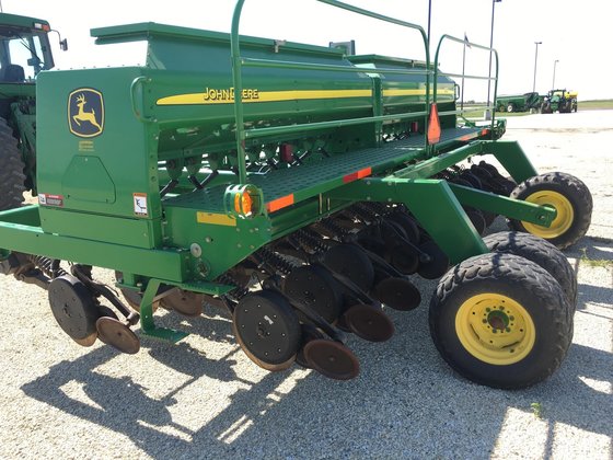 John Deere 1590 Planting Equipment picture