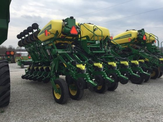 John Deere 1795 Planting Equipment picture
