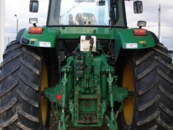 John Deere 7810 Tractor picture