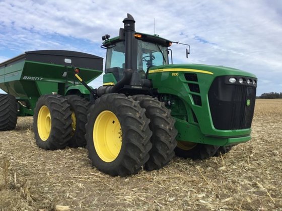 John Deere 9230 Tractor picture