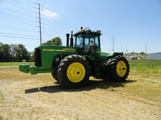 John Deere 9520 Tractor picture