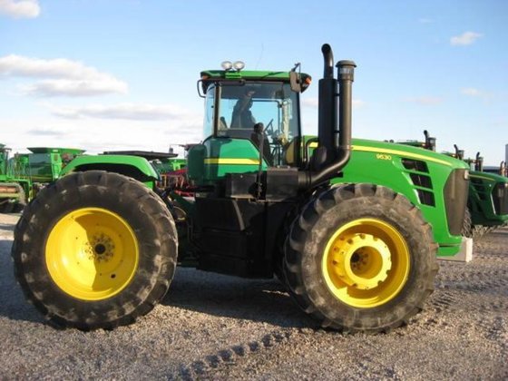 John Deere 9530 Tractor picture