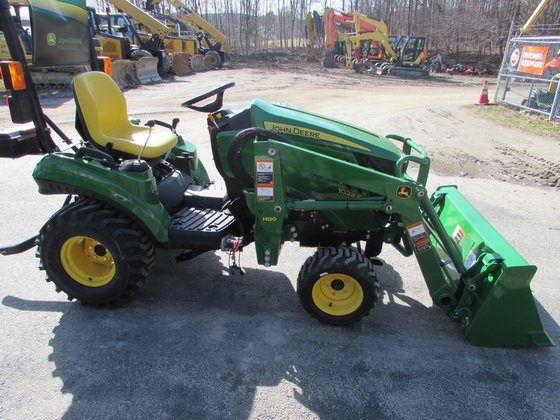 John Deere 1023E Tractor picture
