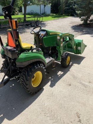 John Deere 1023E Tractor picture