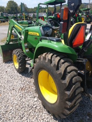 John Deere 3032E Tractor picture