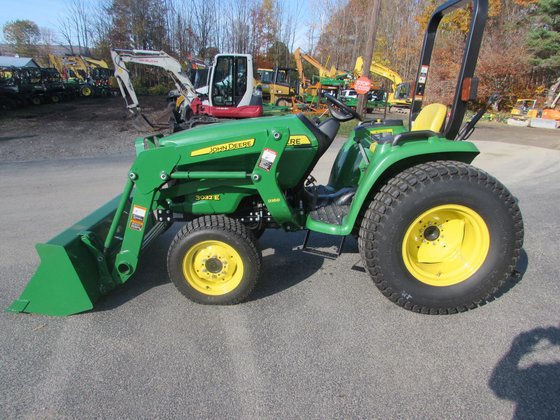 John Deere 3032E Tractor picture