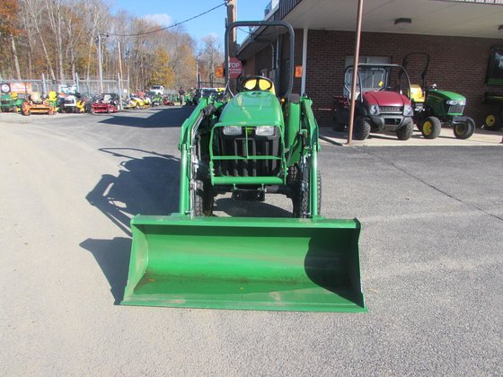 John Deere 3032E Tractor picture