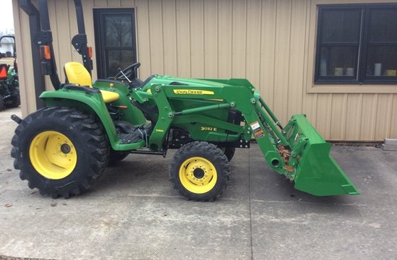 John Deere 3032E Tractor picture