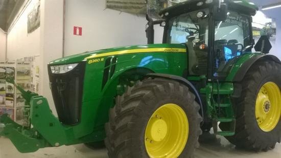 John Deere 8260R Tractor picture