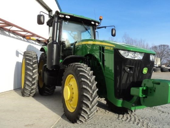 John Deere 8260R Tractor picture