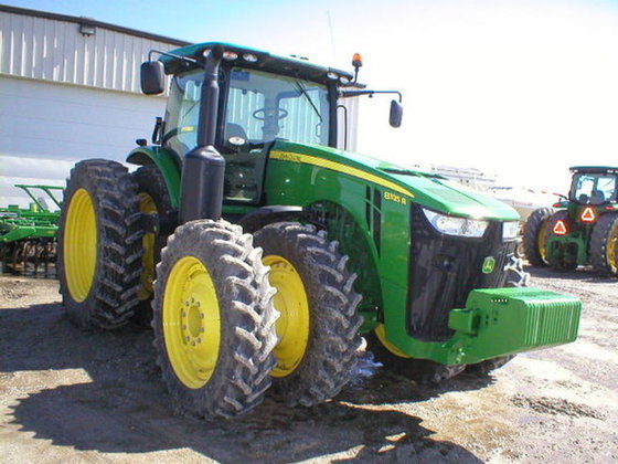 John Deere 8335R Tractor picture
