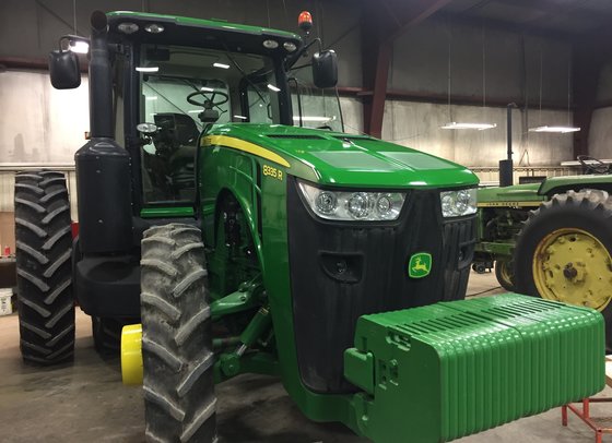 John Deere 8335R Tractor picture