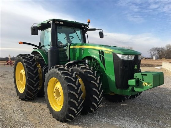 John Deere 8335R Tractor picture