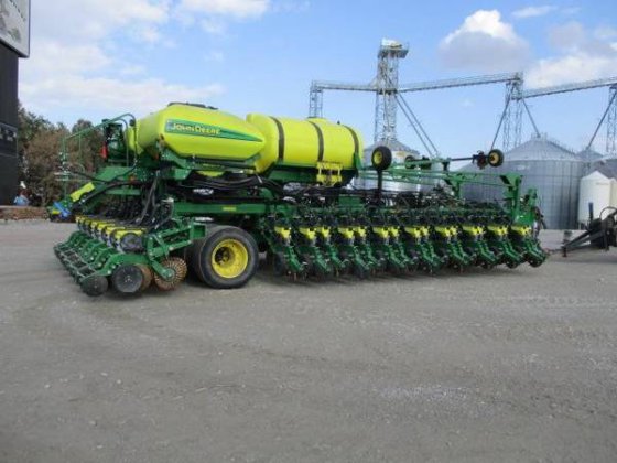 John Deere DB60 Planting Equipment picture