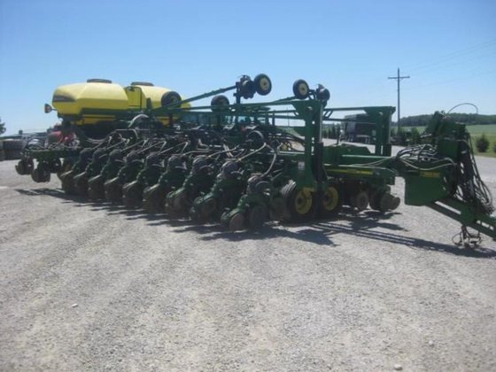 John Deere DB60 Planting Equipment picture