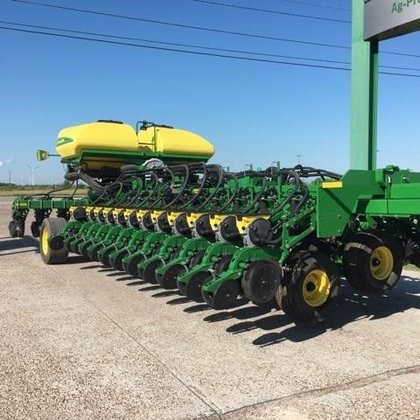 John Deere DB60 Planting Equipment picture