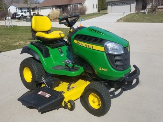 John Deere S240 Lawn Mower picture