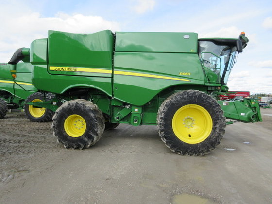 John Deere S660 Combine picture