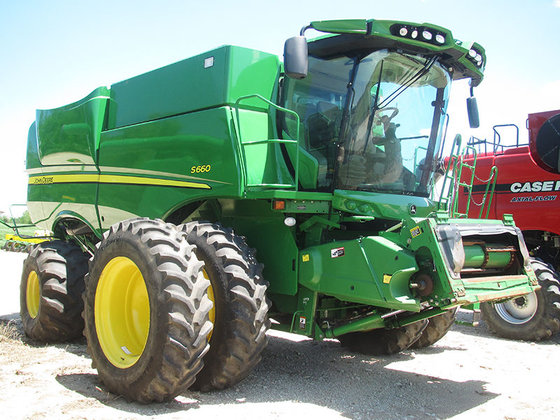 John Deere S660 Combine picture