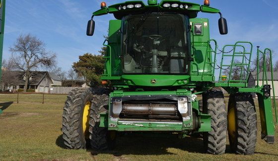 John Deere S670 Combine picture