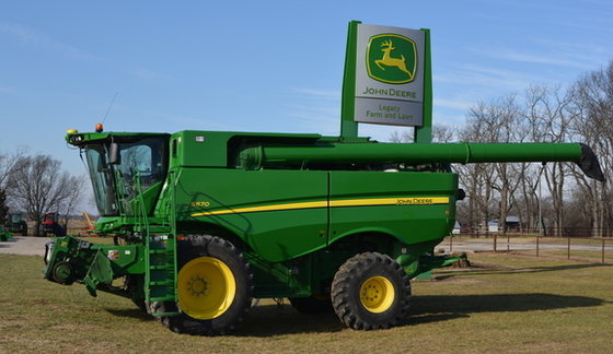 John Deere S670 Combine picture