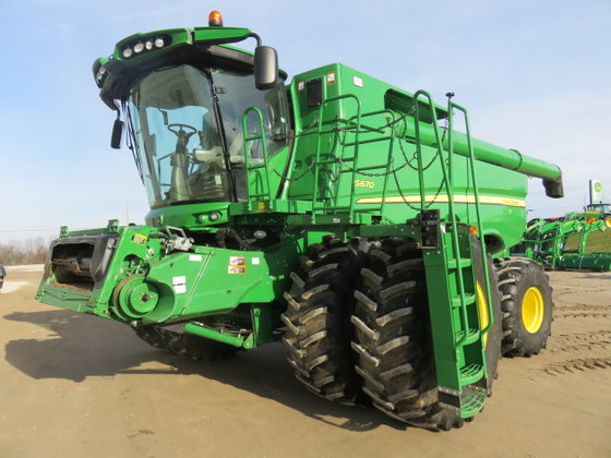John Deere S670 Combine picture