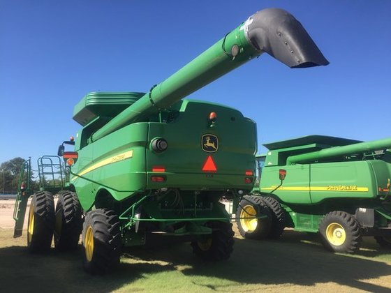 John Deere S670 Combine picture