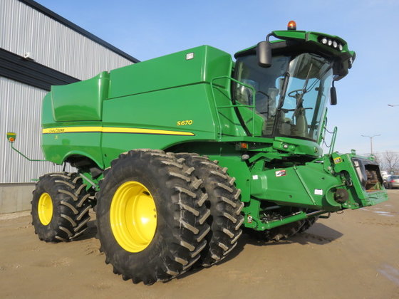 John Deere S670 Combine picture