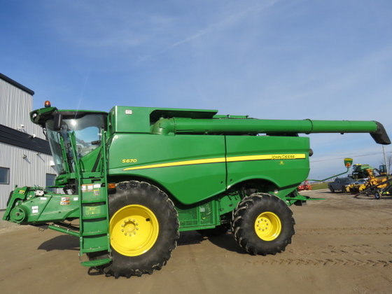 John Deere S670 Combine picture