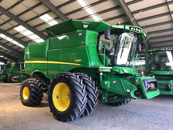 John Deere S680 Combine picture