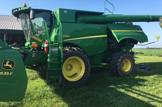 John Deere S680 Combine picture
