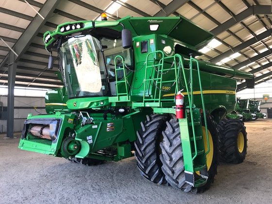 John Deere S680 Combine picture