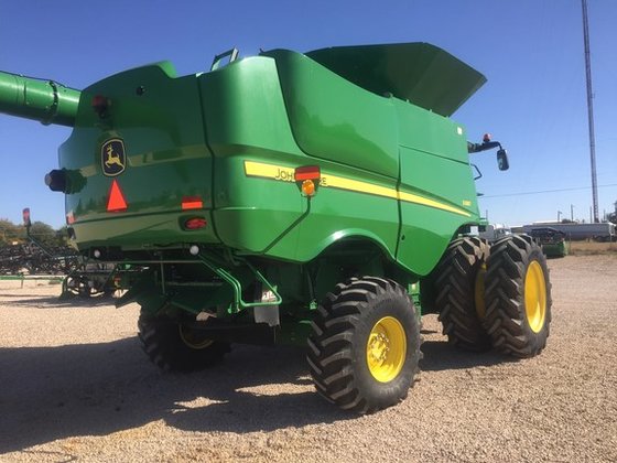 John Deere S680 Combine picture