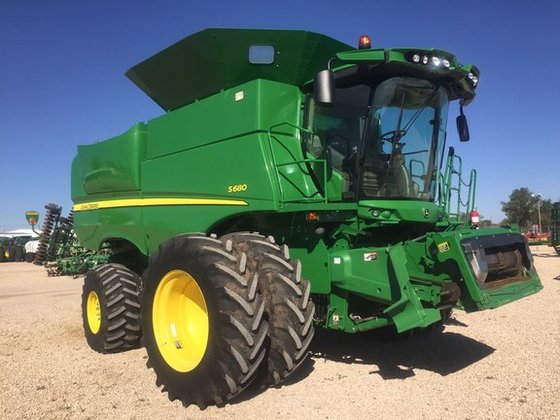 John Deere S680 Combine picture