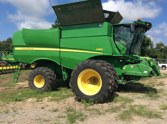 John Deere S680 Combine picture