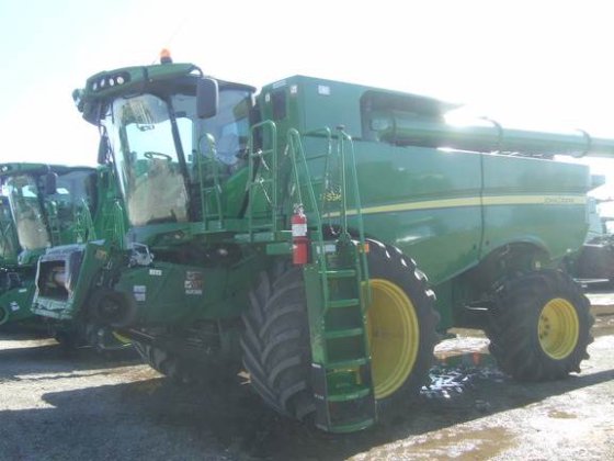 John Deere S690 Combine picture