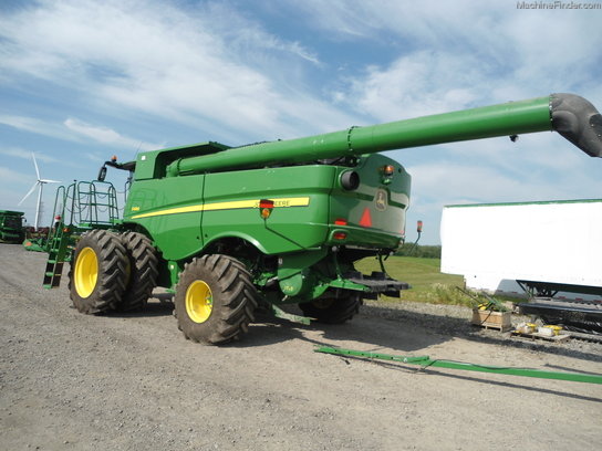 John Deere S690 Combine picture