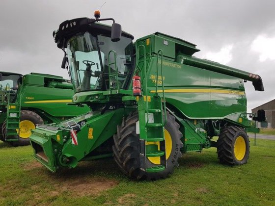 John Deere T550 Combine picture