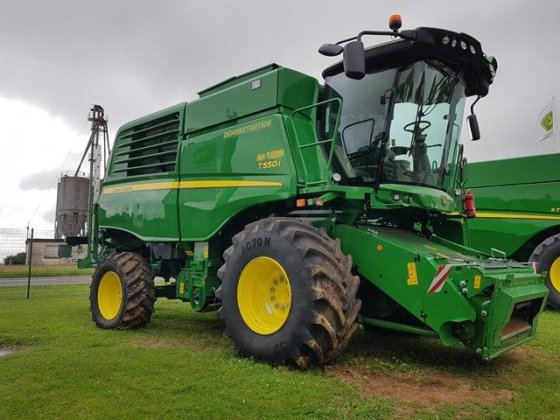 John Deere T550 Combine picture