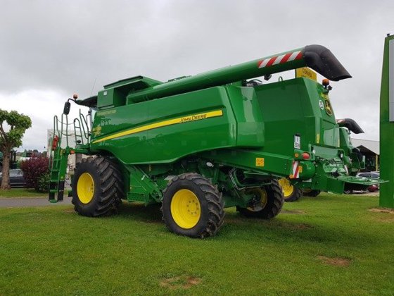 John Deere T550 Combine picture